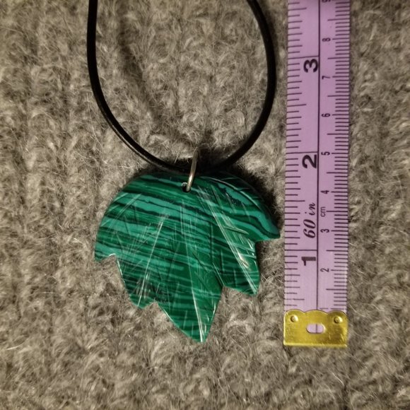 Malachite gemstone leaf pendant, NWOT, black cord, artisan, unisex - Picture 3 of 3